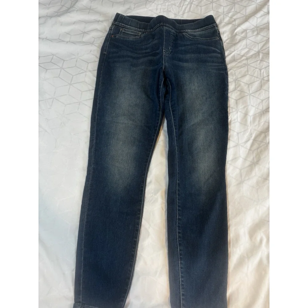 Signature by Levi Strauss tag shows